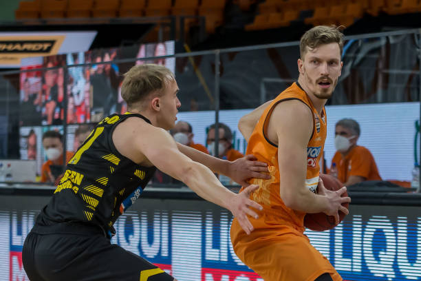 成为阻碍他 成为阻碍他